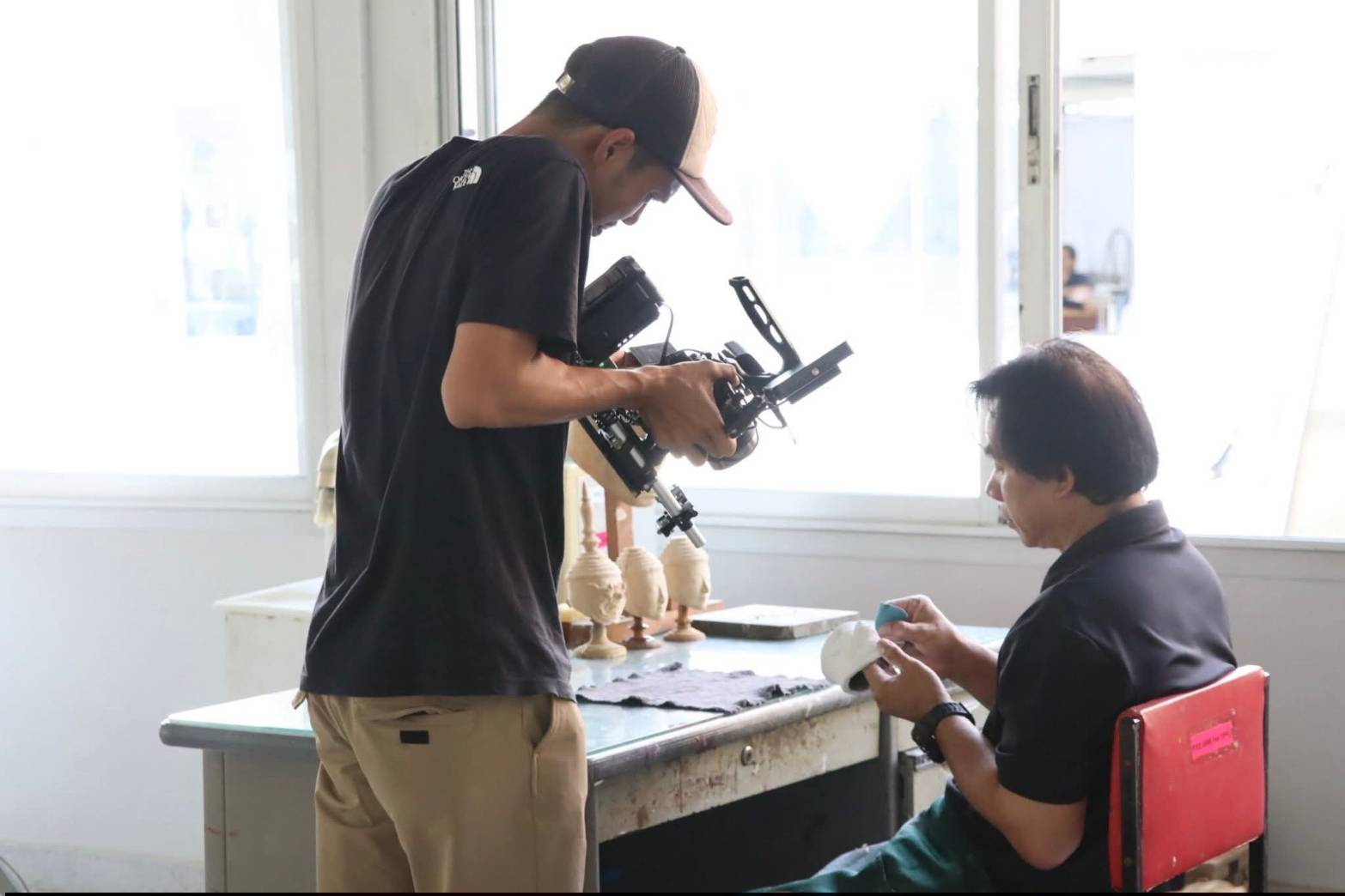 title - เลขาธิการ ส.ป.ก. บันทึกเทปให้สัมภาษณ์กิจกรรมการดำเนินงานผลสำเร็จของศูนย์ศิลปาชีพบางไทรฯ ณ ศูนย์ส่งเสริมและพัฒนาอาชีพเสริมนอกภาคการเกษตร